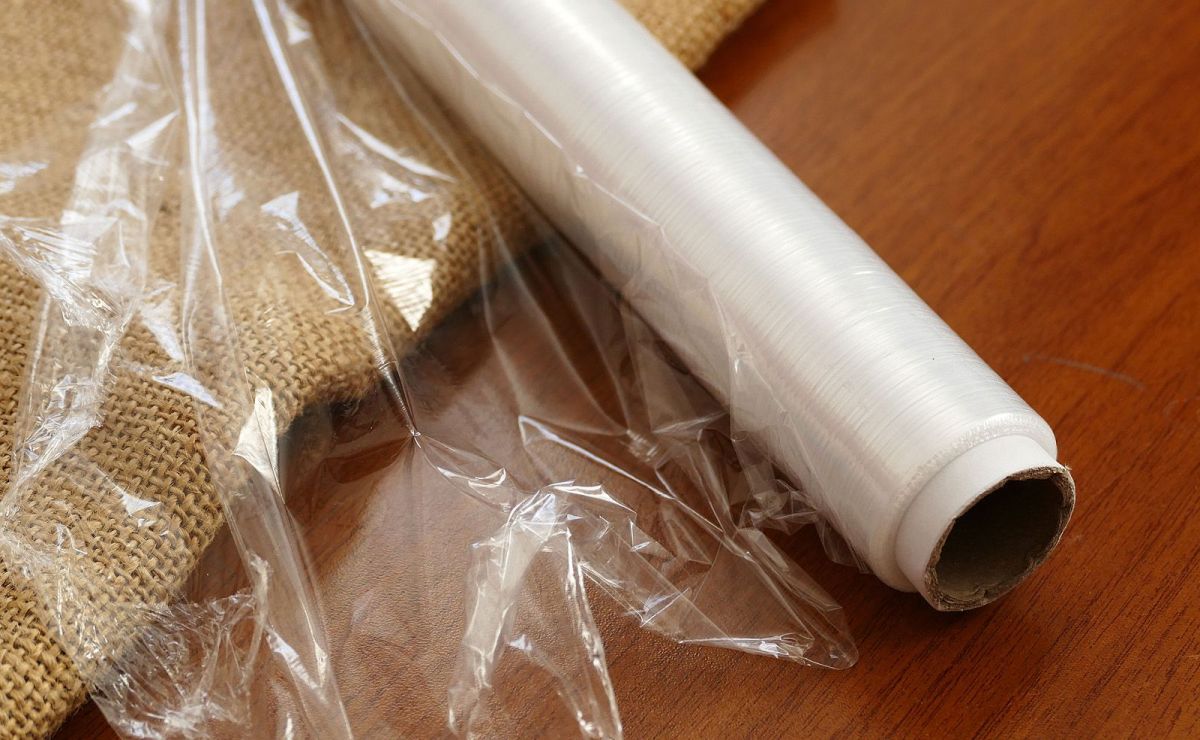 Grâce à cette astuce maison, vous pourrez utiliser le papier film de la bonne manière. Prenez note