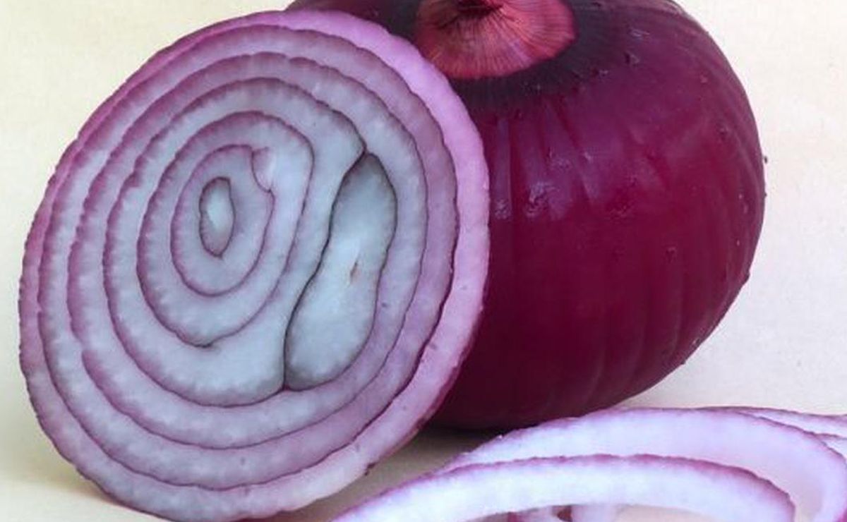 Con estos trucos caseros podrás conservar la cebolla partida por más tiempo dentro de la nevera