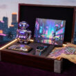Coffret collector GTA 6 avec figurine robot, voiture miniature, montre et carte sur fond de ville néon.